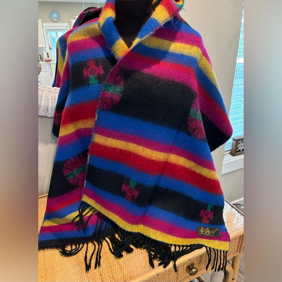 Stunning shawl / scarf made in Italy with aztec print - Picture 4 of 5